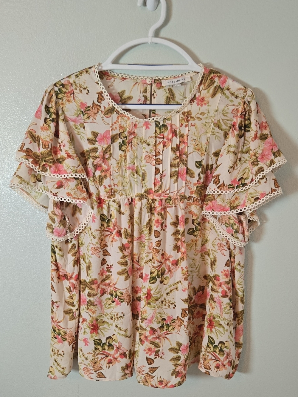 Rose + Olive | Cream And Rose Floral Ruffle Sleeve Top Size 1X